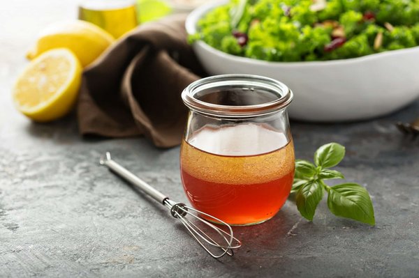 Quelle est la recette d'une vinaigrette allégée à base de yaourt et herbes fraîches?